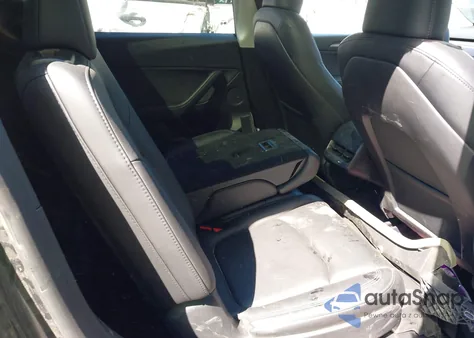 2024 Tesla Model Y Long Range Dual Motor All-Wheel Drive z USA, uszkodzony, nr VIN 7SAYGAEE9RF191251